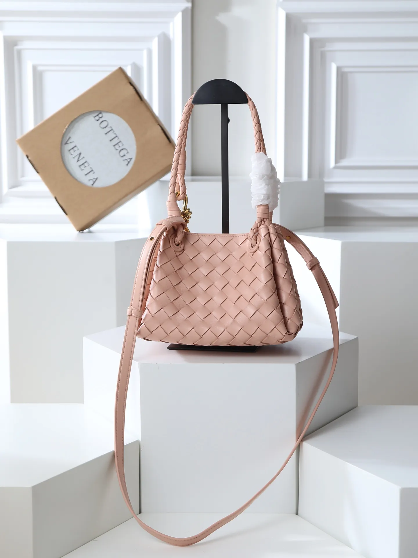 1250. Home B has a new product! Andiamo combines archive parachute handbags to inherit retro elements and integrate modern trends. The same style as Shu Qi's Night in Beijing. It is a continuation of the classic bag. It has three functions: hand carry, shoulder and cross-body. It is embellished with metal brass knot buckles. It is small and has an amazing capacity. It can easily hold all kinds of daily necessities with a box, sunglasses, small bottle, water powder, charger, and the upper body is versatile. Style number: 796569 Size: 21*17*16.5cm